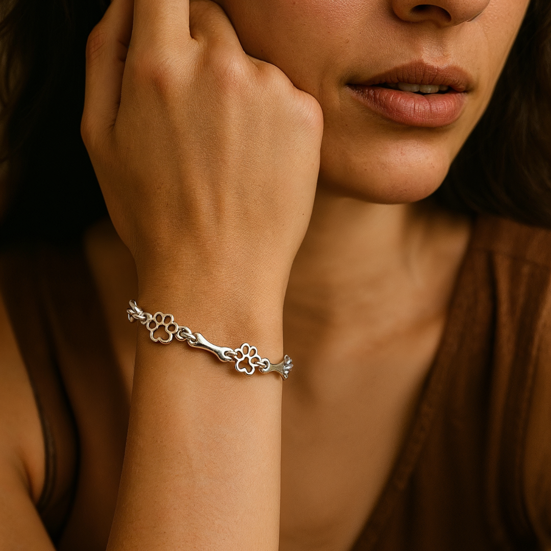 Liora™ | Pulsera con Encanto de Patita y Hueso