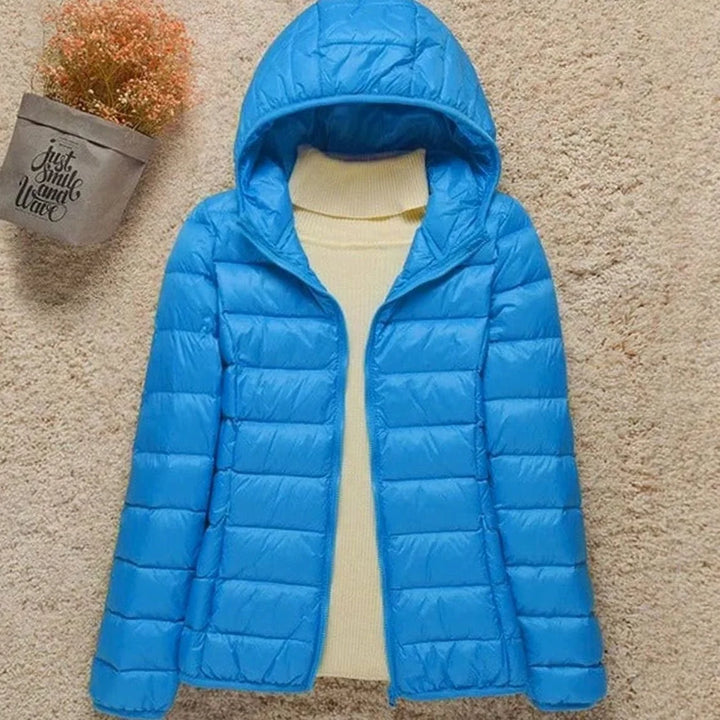 Donata | Chaqueta Acolchada Ligera Entallada con Capucha - Azul claro