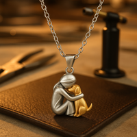 Alora™ | Collar con Colgante en Forma de Abrazo